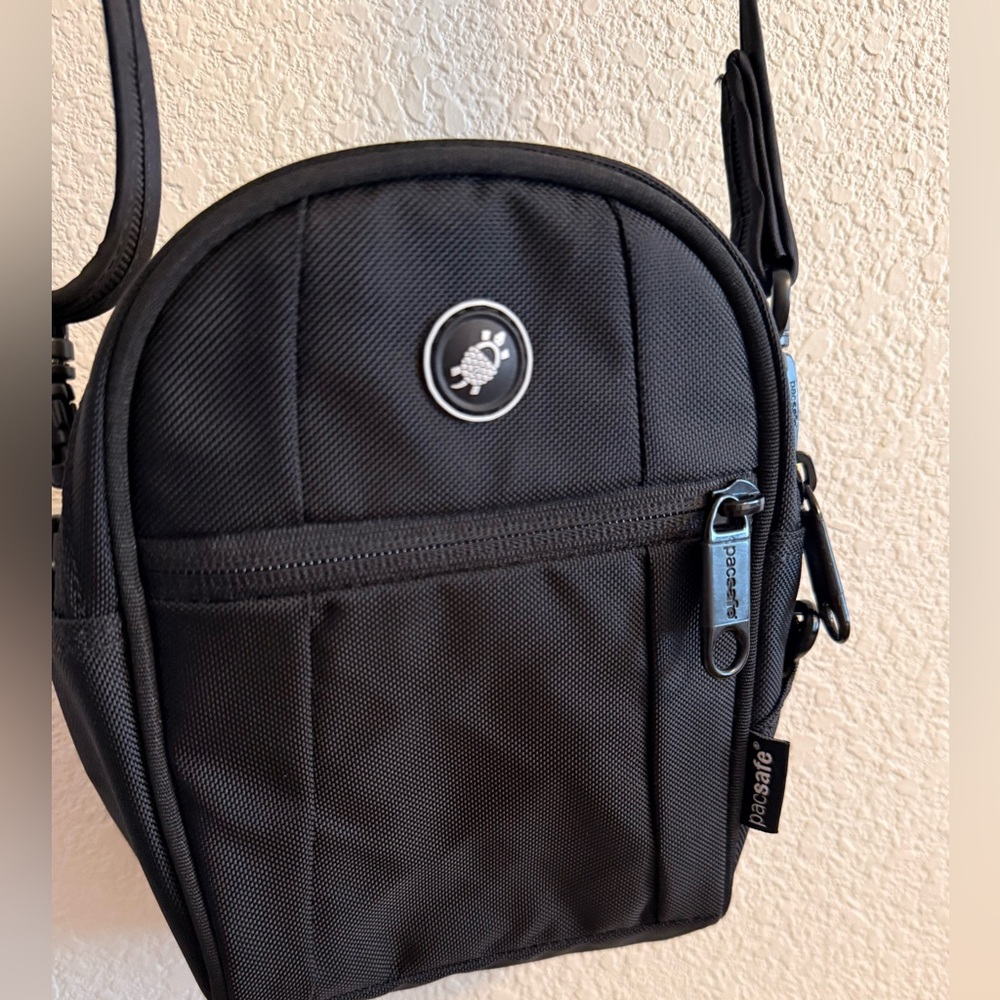 Pacsafe metrosafe anti theft shoulder bag